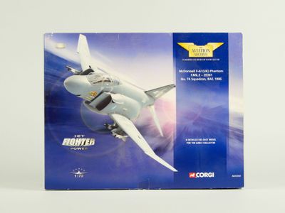 une image représentant la maquette d'un avion de chasse volant dans le ciel