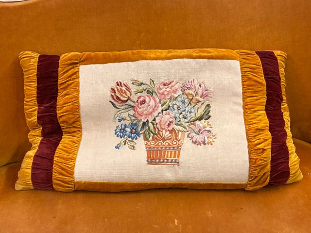 Grand coussin garni au milieu d’une tapisserie d’Aubusson. 