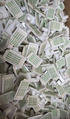 une boîte remplie de Lego blancs et verts