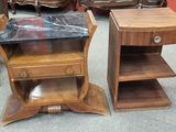 deux tables en bois avec des plateaux en marbre et une étagère