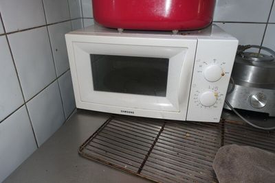 un micro-ondes sur lequel est posé un faitout