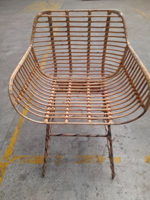 une chaise en osier qui se trouve sur un parking