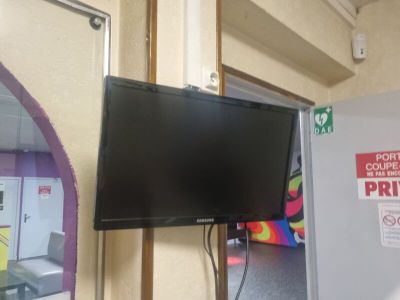 une télévision à écran plat accrochée au mur dans une pièce
