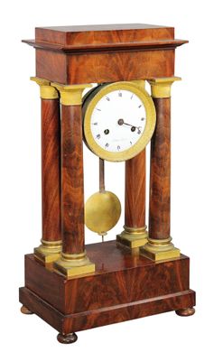 une horloge en bois posée sur une table