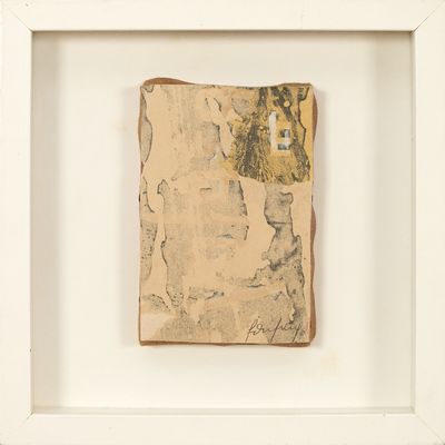 une photo d'une feuille de papier dans un cadre blanc