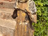 une statue représentant un moine sur les marches d'un immeuble