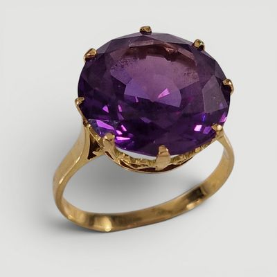 Gros plan sur une bague ornée d'une pierre violette