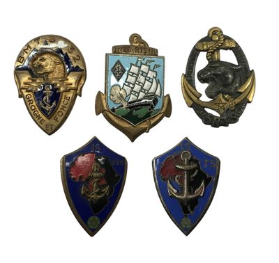 On voit ici quatre insignes de types et de formes différents