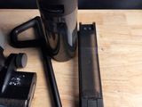 une photo d'un aspirateur et d'autres objets posés sur une table