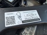 un gros plan du moteur d'une voiture sur lequel figure un code QR