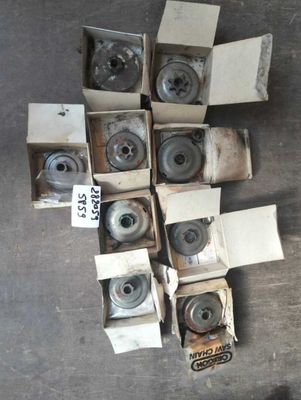 une pile de cartons équipés d'une sorte de roulettes