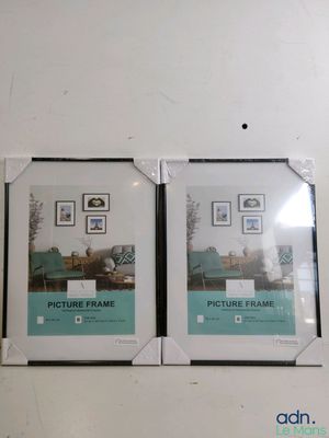 Trois cadres sont accrochés au mur d'une pièce.