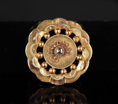 gros plan d'une bague en or sur une surface noire