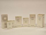 Plusieurs types de parfums sont alignés sur une surface blanche