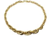 gros plan d'un collier en or sur fond blanc