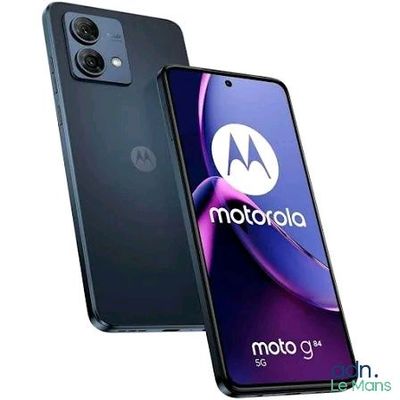 Le smartphone Motorola G9 est présenté avec une caméra avant et une caméra arrière.