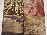 trois livres figurant sur la couverture d'un ouvrage consacré à la vie et à l'œuvre de l'artiste