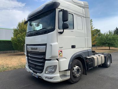 un camion blanc garé sur le parking