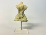 un gros plan sur la statue d'une femme posée sur un socle