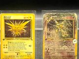 Deux cartes Pokémon sont posées l'une à côté de l'autre sur une table.