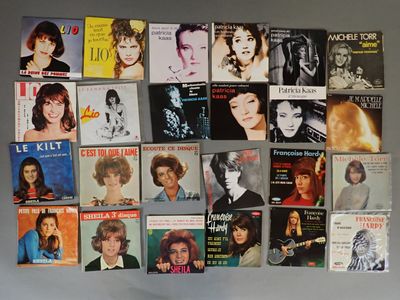 beaucoup de livres accrochés au mur d'une pièce