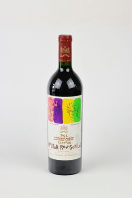 la bouteille de vin est posée sur une surface blanche