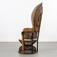 Une grande « chaise Emmanuelle » ou « chaise Peacock » en ro… (photo 6)