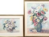 deux tableaux encadrés représentant des fleurs dans un vase posé sur une table