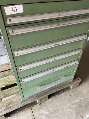 de nombreux tiroirs posés sur une palette