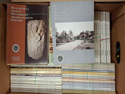 plusieurs livres empilés dans une boîte