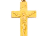 un gros plan d'une croix sur laquelle est représenté Jésus, sur fond blanc