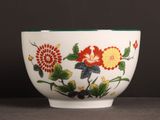 un bol blanc orné d'un motif floral coloré