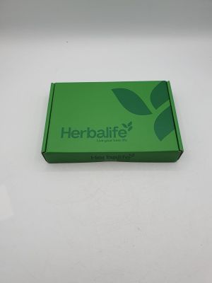 la boîte est verte et porte un logo