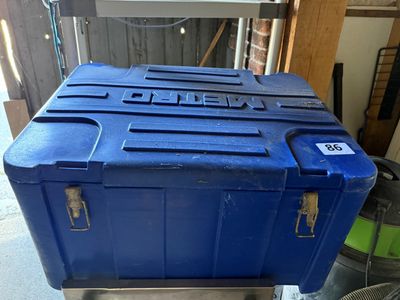 une grande boîte bleue posée sur un chariot métallique