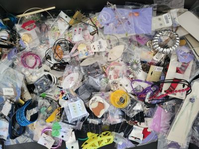 un gros tas d'objets divers dans une boîte