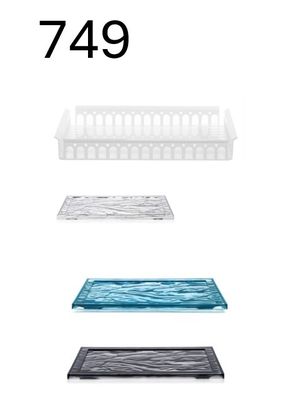 un ensemble de quatre barquettes en plastique empilées les unes sur les autres