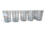un lot de six verres empilés les uns sur les autres