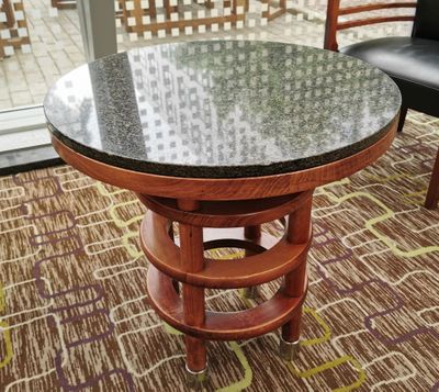 une table avec un plateau en verre posée sur un sol recouvert de moquette