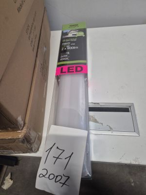 une lampe blanche posée sur une table