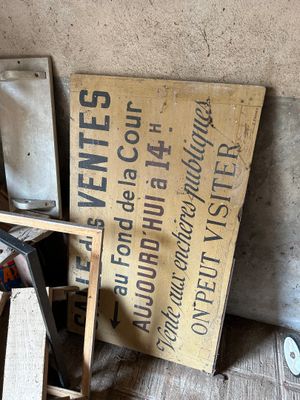 un tas de ferraille dans le coin d'une pièce