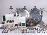 beaucoup de couverts et de couverts sur une table