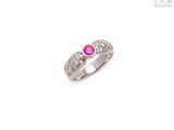 un gros plan d'une bague sertie d'une pierre rose