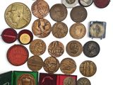 un lot de pièces de monnaie posées sur une table