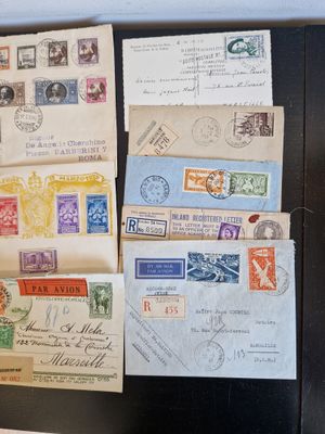 de nombreux types de timbres différents sur une feuille de papier