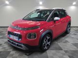 la citrole rouge est garee sur un sol en damier