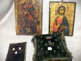 trois œuvres d'art sont exposées sur une surface blanche