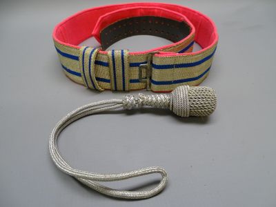 une ceinture rouge et bleue ornée d'une boucle argentée