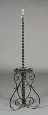 bougeoir en fer forgé surmonté d'un photophore en verre