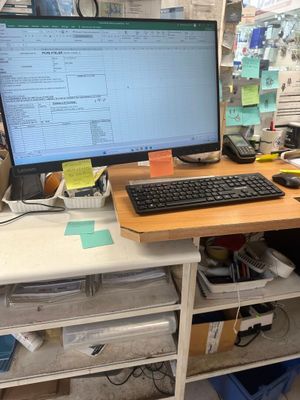un bureau équipé d'un ordinateur et d'un clavier