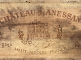 une boîte en bois sur laquelle est collée une étiquette portant l'inscription « Château Anessan »